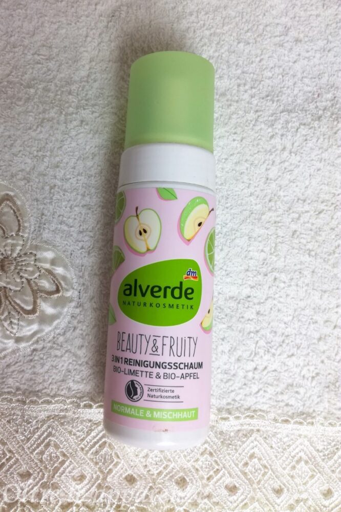 Mousse detergente alla mela e al lime