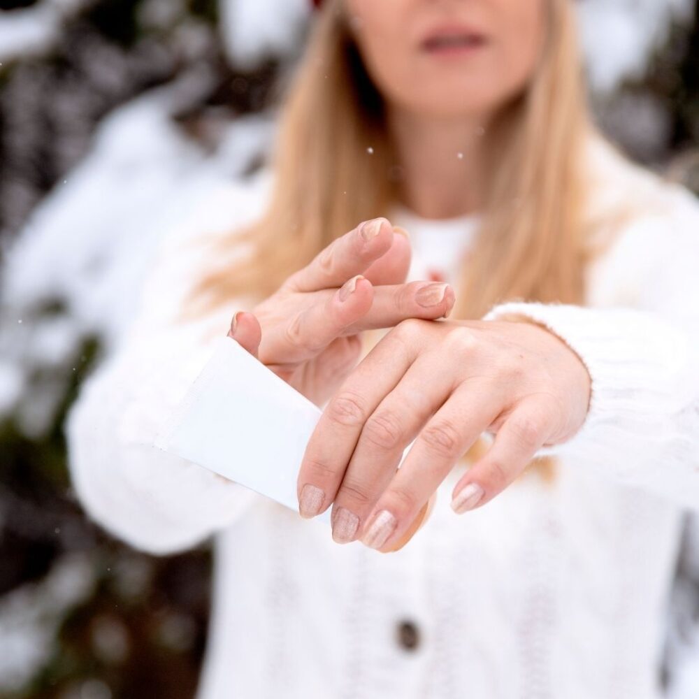 proteggere la pelle in inverno applicare la protezione solare