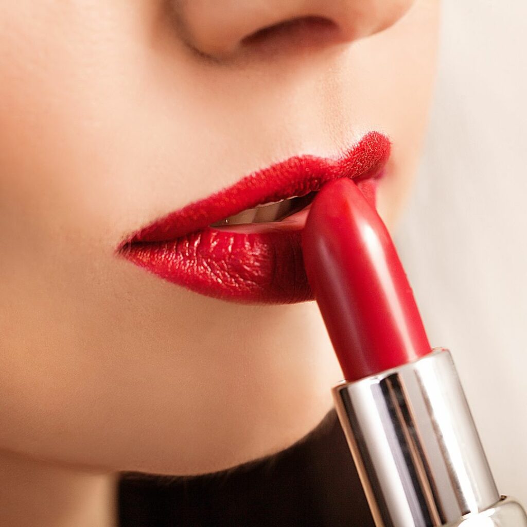 Come mettere il rossetto rosso in ogni occasione