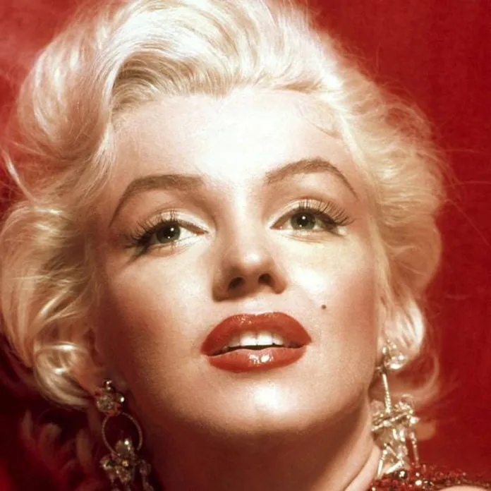 mettere il rossetto rosso marylin