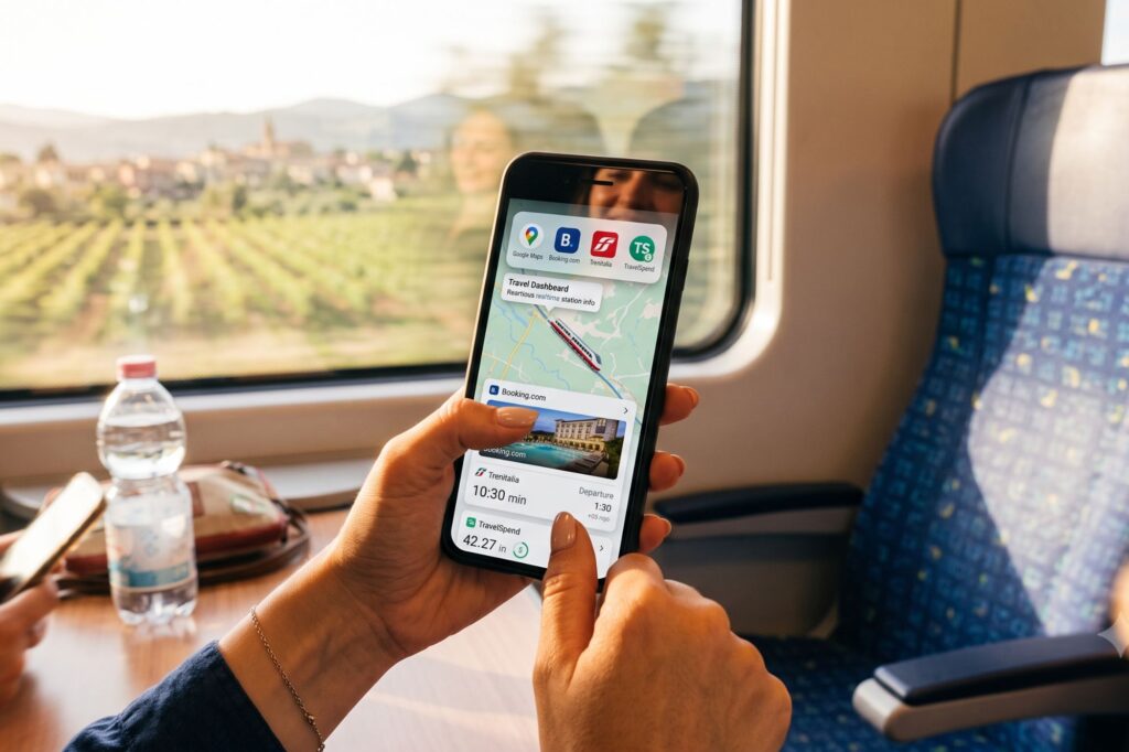 donna che consulta il metodo delle 4 app sul cellulare durante un viaggio in treno.
