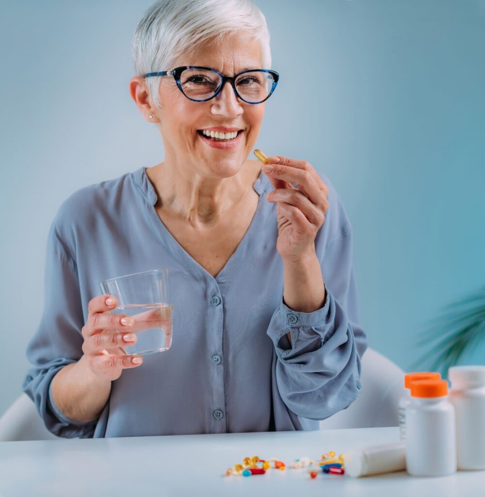 donna over 50 che prende un nutricosmetico per migliorare la sua pelle